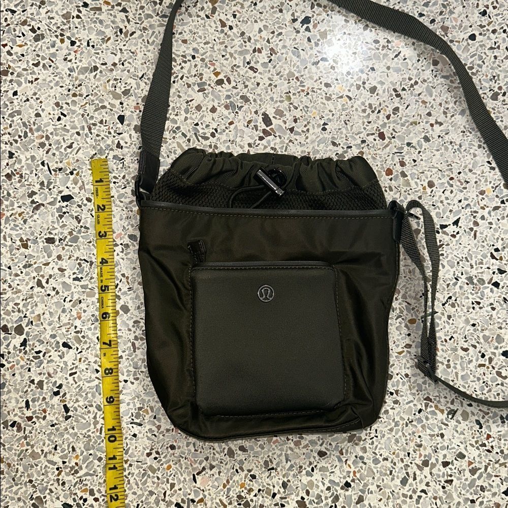 Lululemon all set mini bucket crossbody bag dark olive green - Picture 3 of 6